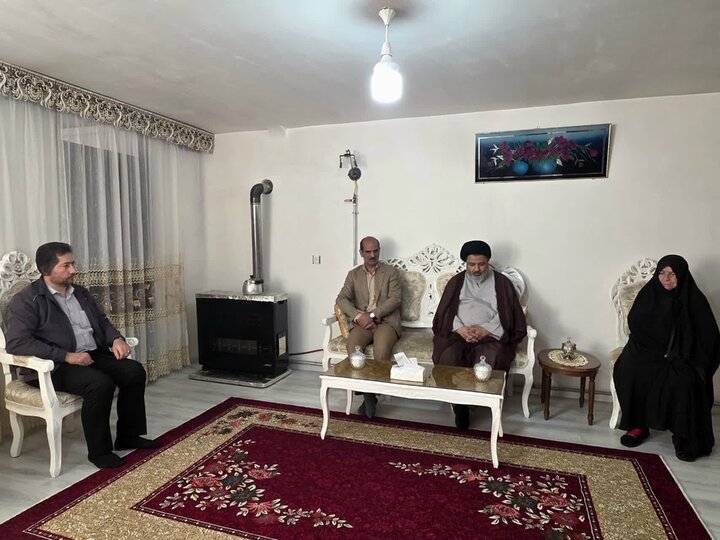 تصاویر/ دیدار امام جمعه ماکو با خانواده شهدا