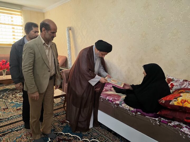 تصاویر/ دیدار امام جمعه ماکو با خانواده شهدا