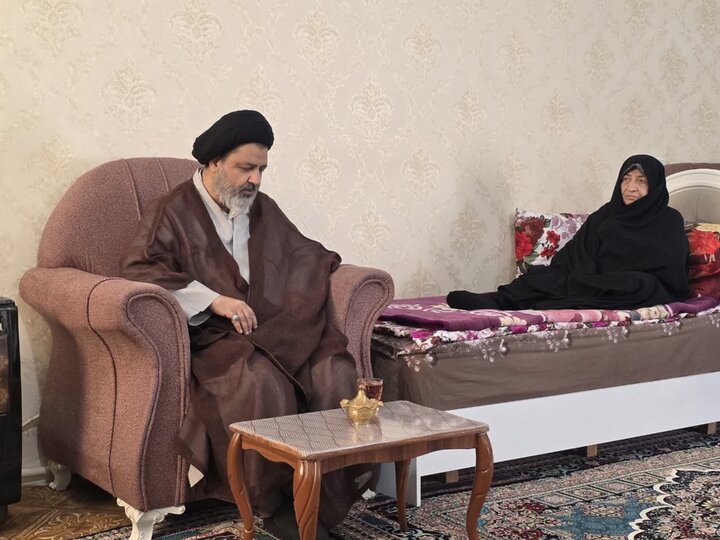 تصاویر/ دیدار امام جمعه ماکو با خانواده شهدا
