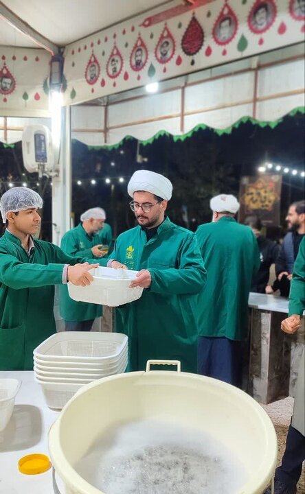 تصاویر/ حضور طلاب مدرسه علمیه آیت‌الله مدنی کاشانی(ره) در چایخانه امام رضا(ع)