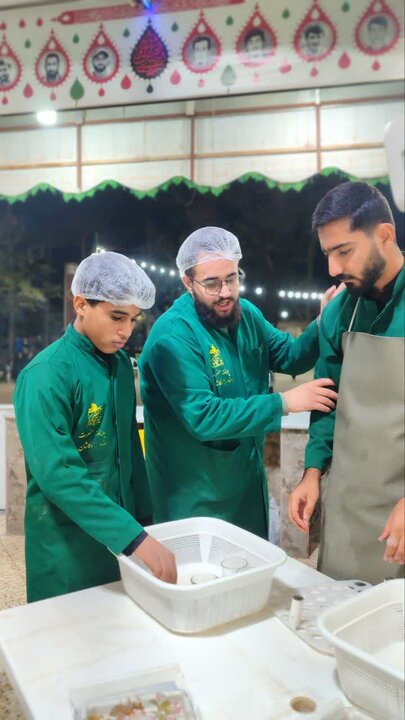 تصاویر/ حضور طلاب مدرسه علمیه آیت‌الله مدنی کاشانی(ره) در چایخانه امام رضا(ع)