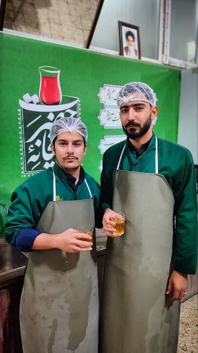 تصاویر/ حضور طلاب مدرسه علمیه آیت‌الله مدنی کاشانی(ره) در چایخانه امام رضا(ع)