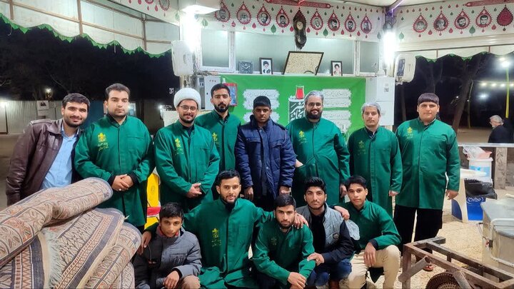 تصاویر/ حضور طلاب مدرسه علمیه آیت‌الله مدنی کاشانی(ره) در چایخانه امام رضا(ع)