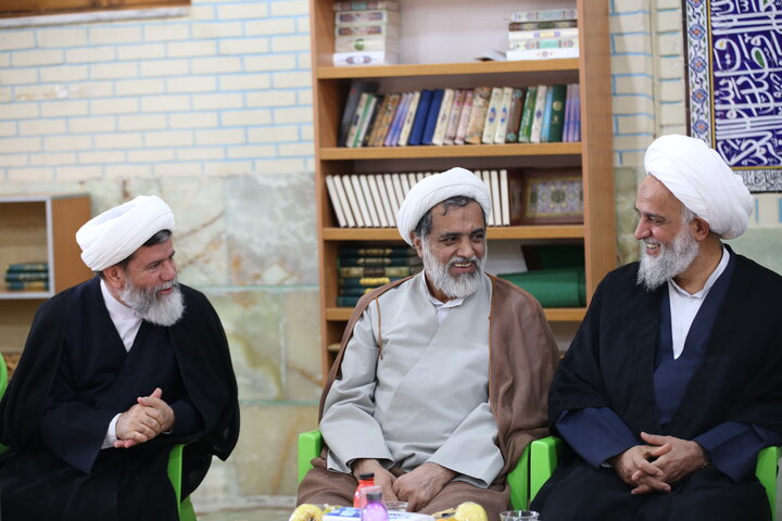 تصاویر| برگزاری جلسه جامعه روحانیت شیراز با حضور مسئول مرکز ارتباطات حوزه و نظام