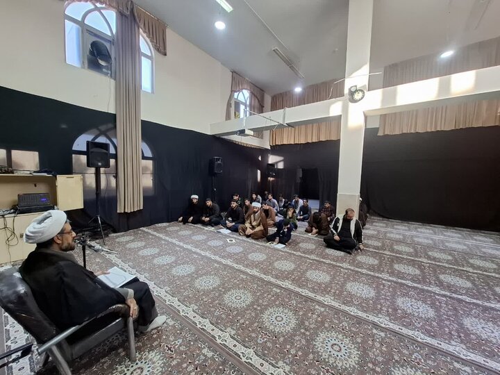 تصاویر/برگزاری مراسم زیارت عاشورا در مدرسه علمیه امام باقر (ع) کامیاران