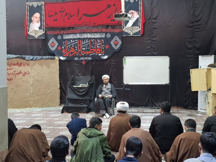 تصاویر/برگزاری مراسم زیارت عاشورا در مدرسه علمیه امام باقر (ع) کامیاران