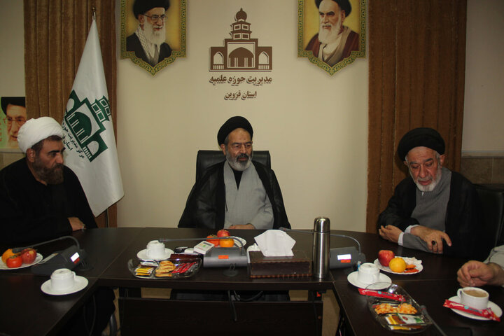 تصاویر / دیدار نماینده ولی فقیه در سازمان حج وزیارت با امام جمعه و مدیر حوزه علمیه استان قزوین
