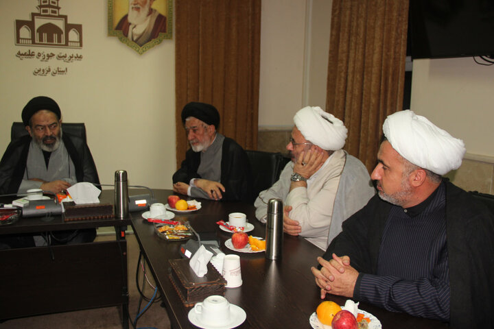 تصاویر / دیدار نماینده ولی فقیه در سازمان حج وزیارت با امام جمعه و مدیر حوزه علمیه استان قزوین