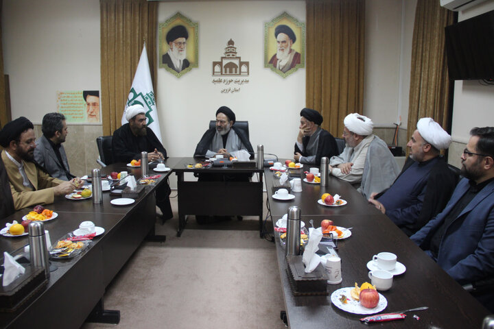 تصاویر / دیدار نماینده ولی فقیه در سازمان حج وزیارت با امام جمعه و مدیر حوزه علمیه استان قزوین