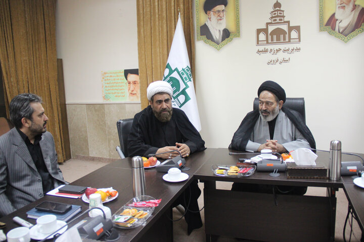تصاویر / دیدار نماینده ولی فقیه در سازمان حج وزیارت با امام جمعه و مدیر حوزه علمیه استان قزوین