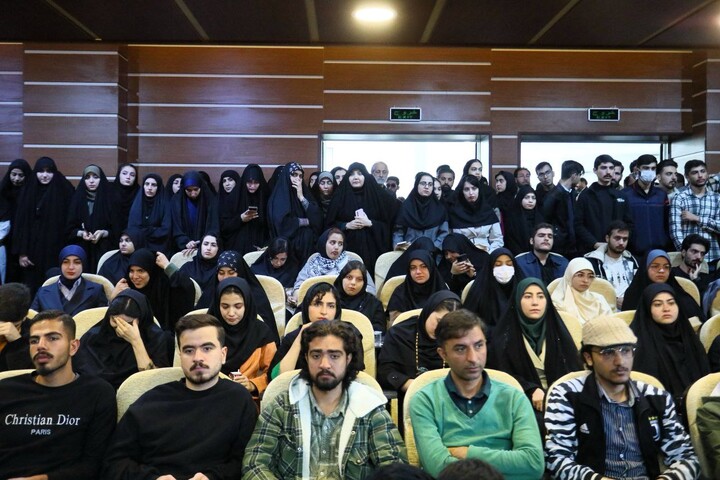 تصاویر / نشست دانشجویی «نقشه راه سیاست خارجی پساجنگ» با حضور وزیر امور خارجه در همدان