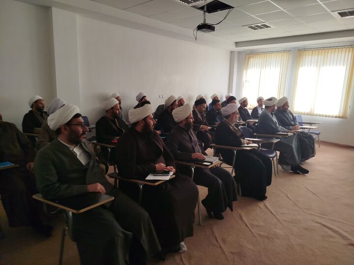 تصاویر/برگزاری دوره بصیرت افزایی ولایت فقیه ویژه اساتید حوزه علمیه برادران استان مرکزی و لرستان