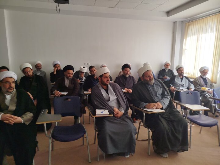 تصاویر/برگزاری دوره بصیرت افزایی ولایت فقیه ویژه اساتید حوزه علمیه برادران استان مرکزی و لرستان