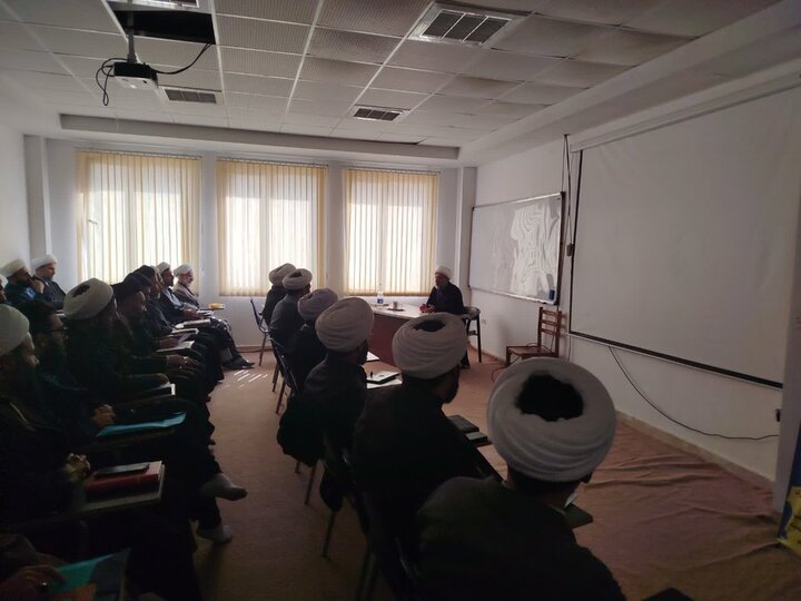 تصاویر/برگزاری دوره بصیرت افزایی ولایت فقیه ویژه اساتید حوزه علمیه برادران استان مرکزی و لرستان