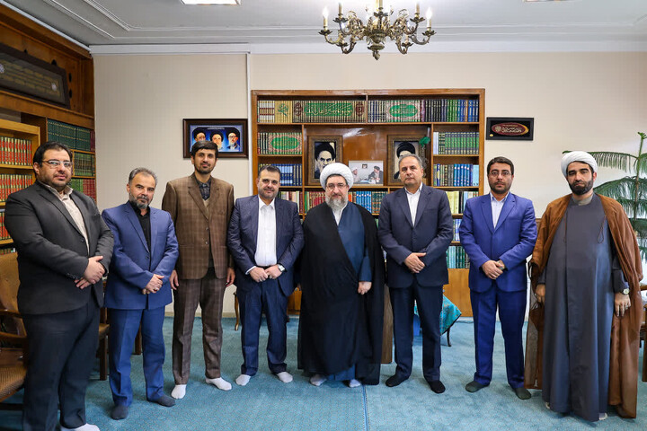 تصاویر/ دیدار مسئولان و اساتید اولین همایش توانمندسازی آموزگاران ابتدایی در بازشناسی خط قرآن درسی با امام جمعه تبریز