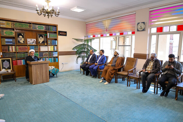 تصاویر/ دیدار مسئولان و اساتید اولین همایش توانمندسازی آموزگاران ابتدایی در بازشناسی خط قرآن درسی با امام جمعه تبریز