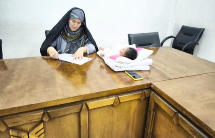 آج کی نوجوان ماؤں کا سوال: تعلیم کو ترجیح دوں یا روزگار کو؟