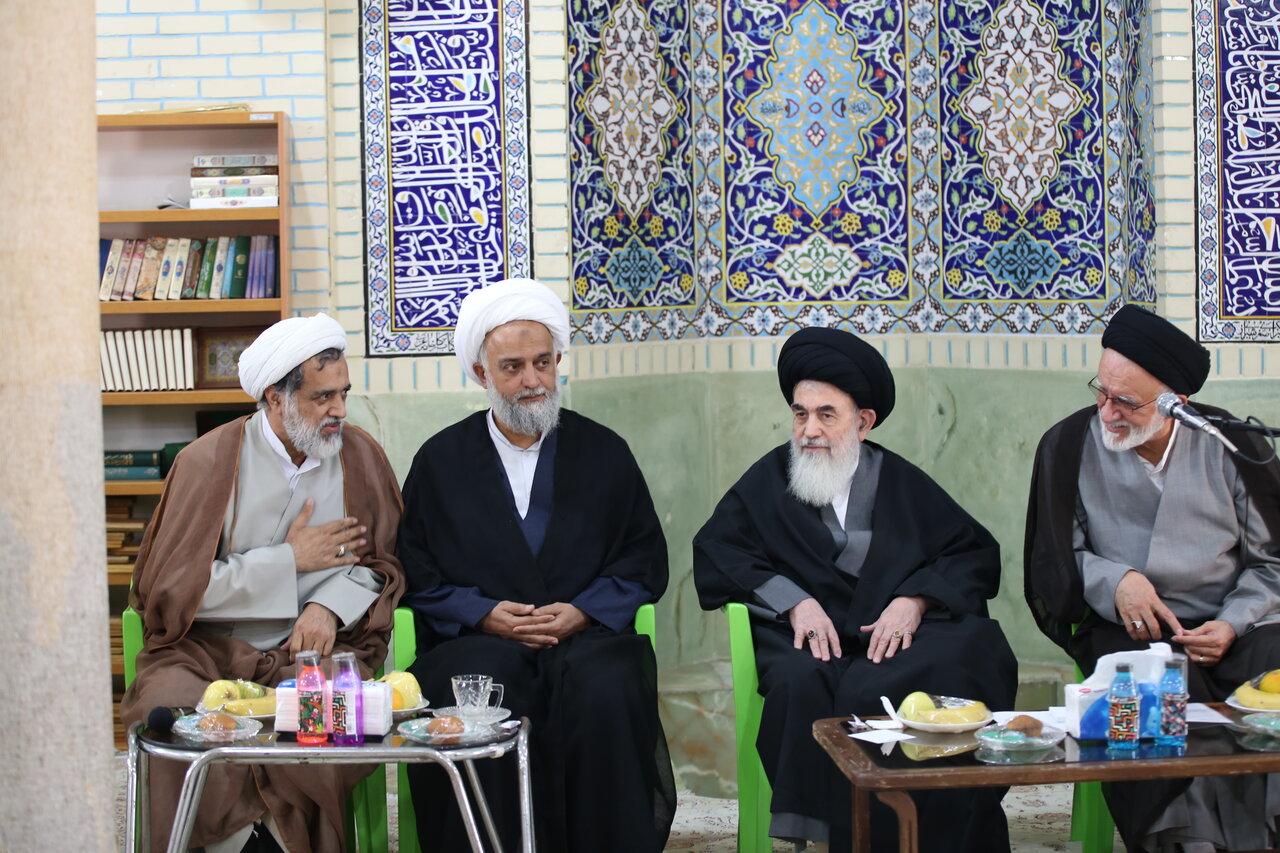 تصاویر/ برگزاری جلسه جامعه روحانیت شیراز با حضور مسئول مرکز ارتباطات حوزه و نظام