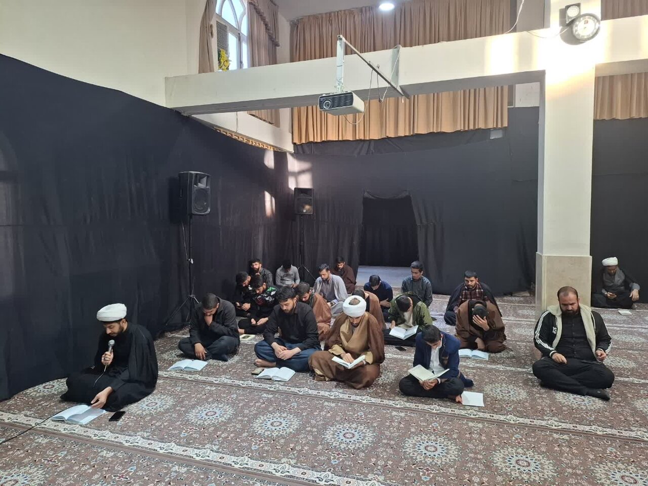 تصاویر/ برگزاری مراسم زیارت عاشورا در مدرسه علمیه امام باقر (ع) کامیاران