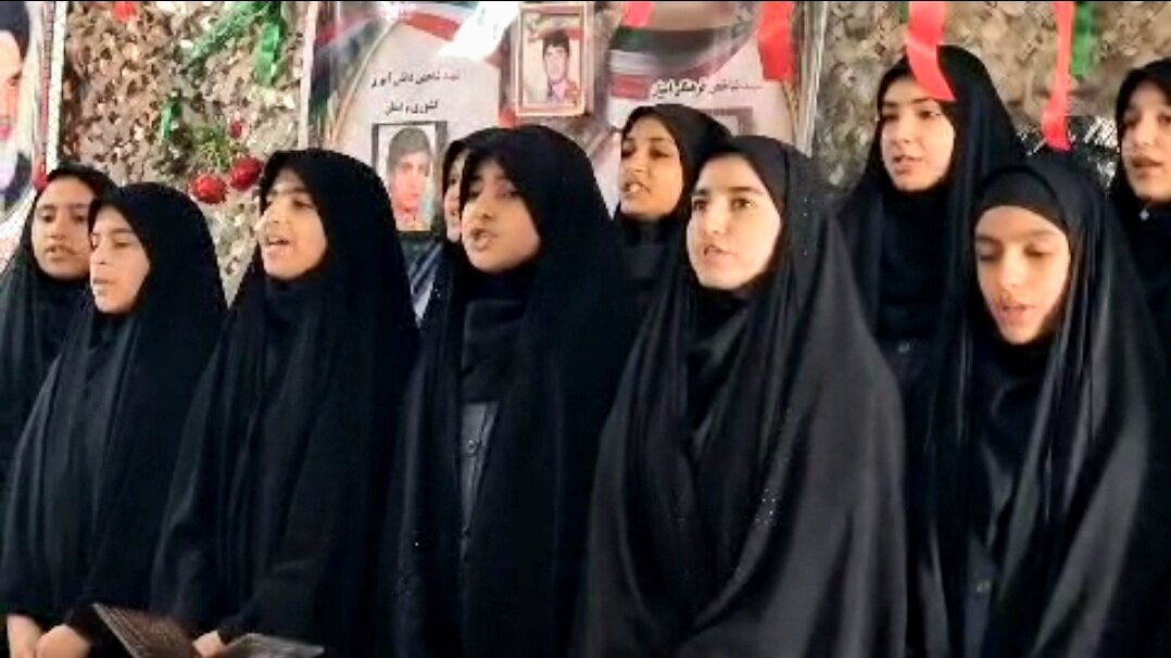 فیلم| اجرای سرود دانش‌آموزان گناوه‌ای در یادواره شهدا