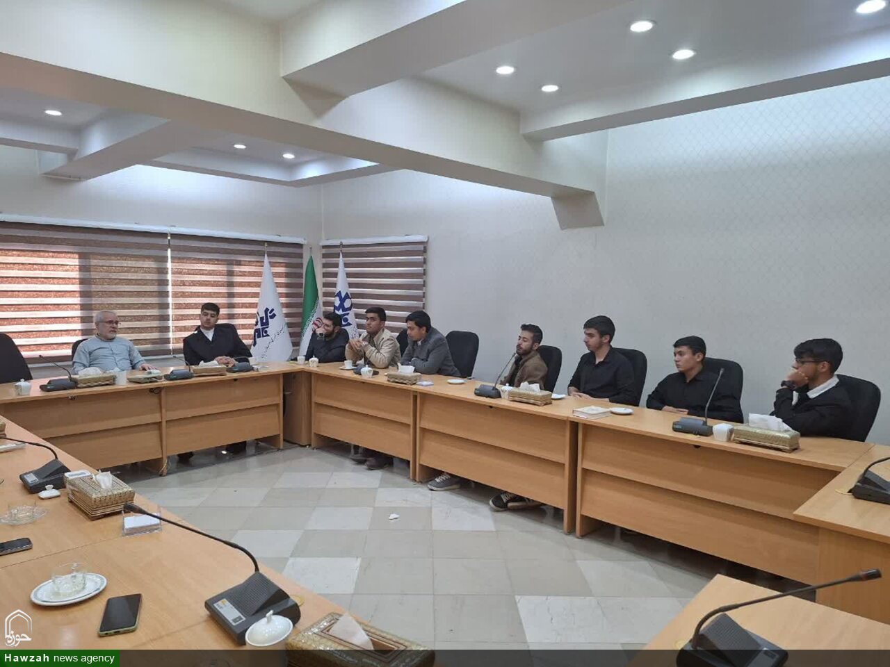 دیدار تعدادی از طلاب جوان با مدیرکل صدا و سیمای آذربایجان شرقی