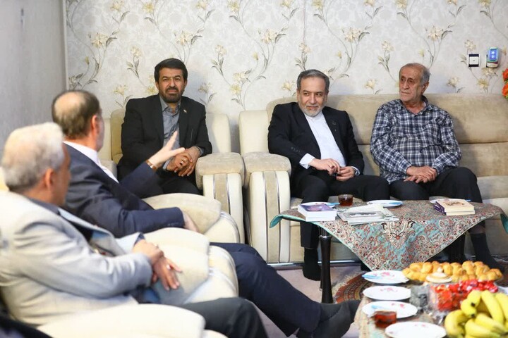 تصاویر / دیدار وزیر امورخارجه با خانواده شهیدان حاجی‌بابایی