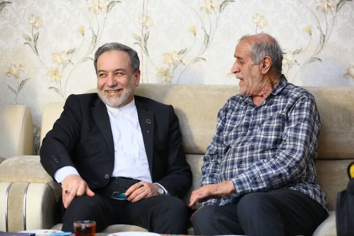 تصاویر / دیدار وزیر امورخارجه با خانواده شهیدان حاجی‌بابایی