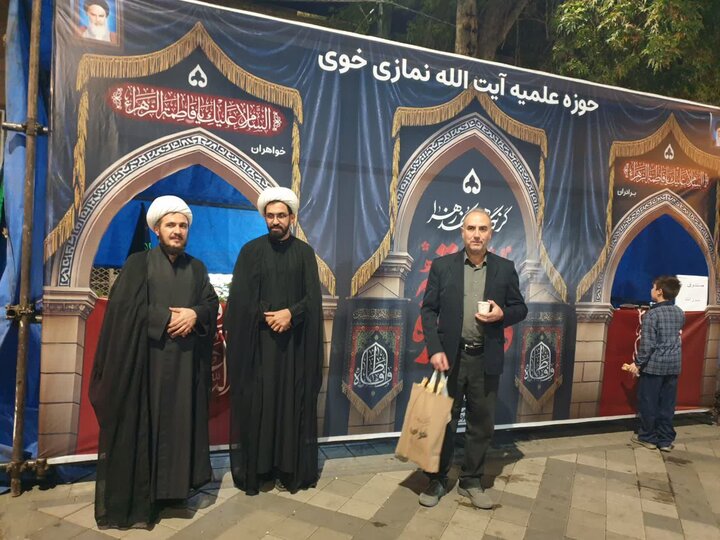 تصاویر/ راه اندازی موکب توسط طلاب مدرسه علمیه آیت الله نمازی خوی همزمان با ایام فاطمیه