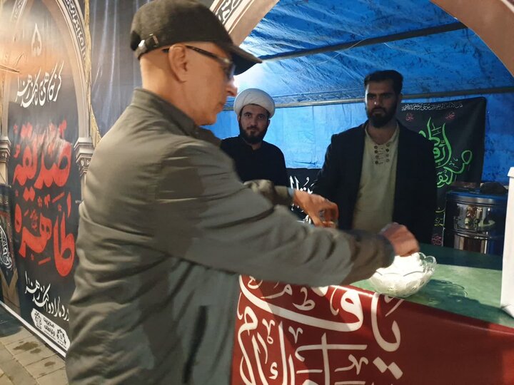 تصاویر/ راه اندازی موکب توسط طلاب مدرسه علمیه آیت الله نمازی خوی همزمان با ایام فاطمیه