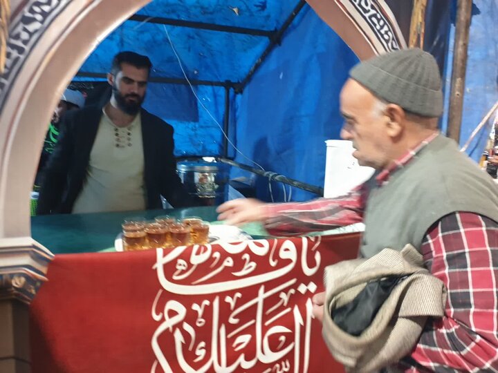 تصاویر/ راه اندازی موکب توسط طلاب مدرسه علمیه آیت الله نمازی خوی همزمان با ایام فاطمیه