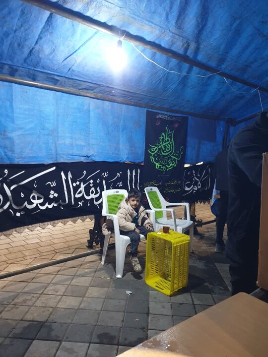 تصاویر/ راه اندازی موکب توسط طلاب مدرسه علمیه آیت الله نمازی خوی همزمان با ایام فاطمیه