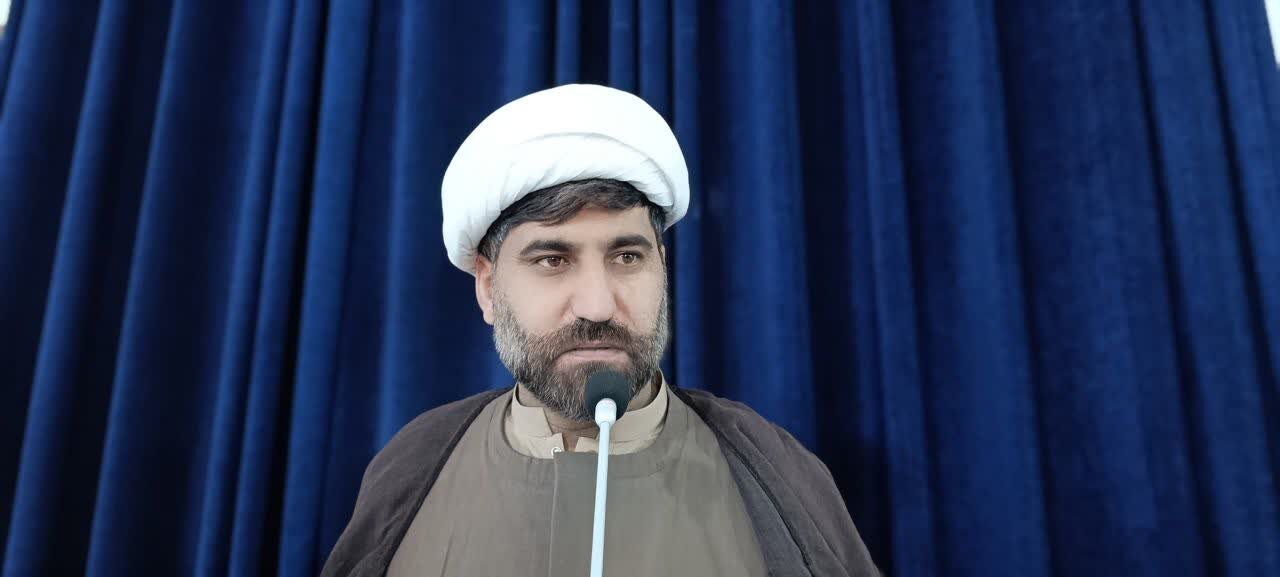 بسیجی باید در وسط میدان باشد تا فضیلت‌های انقلاب زنده بماند