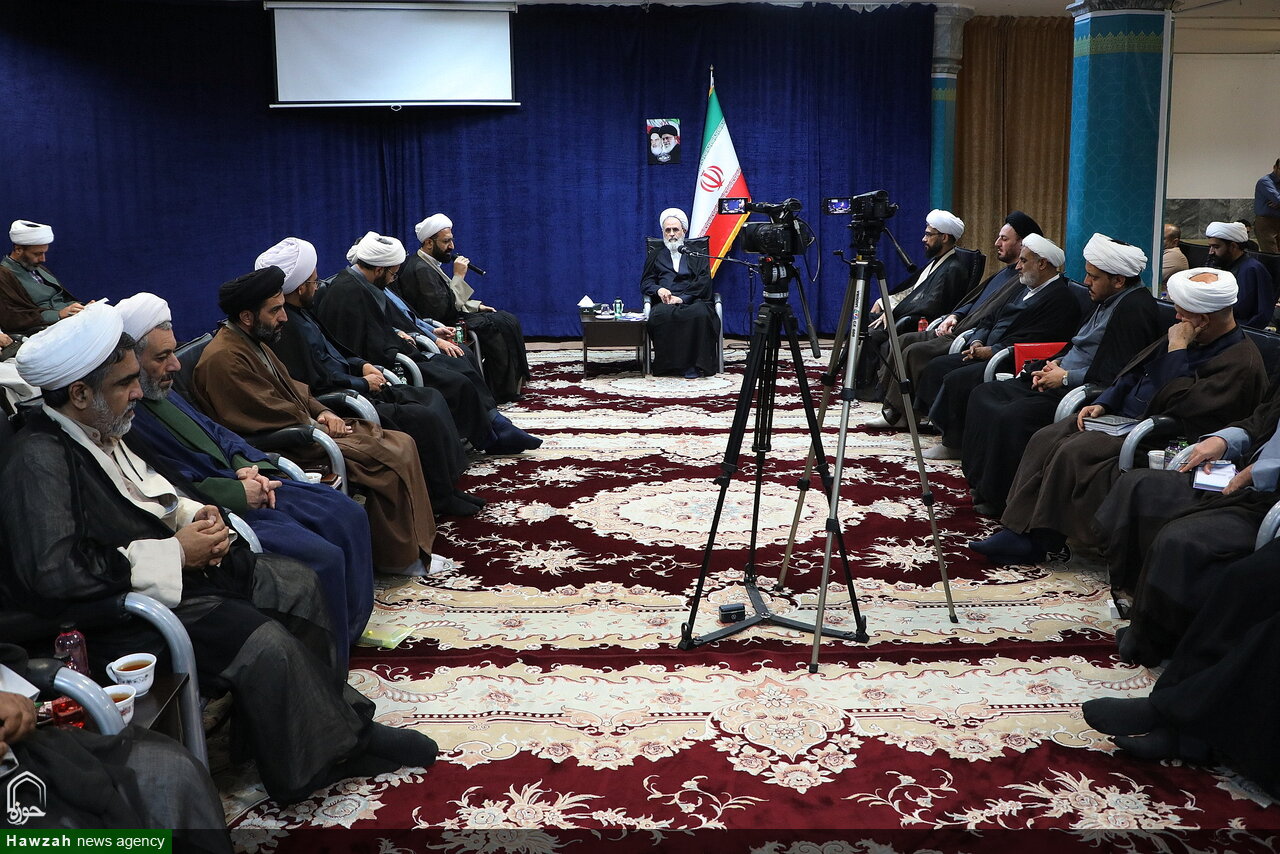 تصاویر/ دیدار مسئولان امور طلاب و دانش آموختگان استانی حوزه‌ با آیت‌الله اعرافی