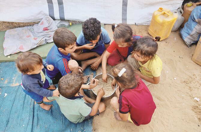 فلسطین؛ جہاں بھوک مظلوموں کو نوالہ بنا رہی!