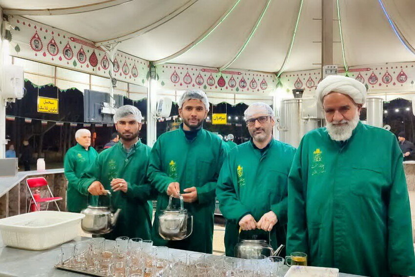 فیلم | حال و هوای چایخانه امام رضا(ع) با حضور طلاب مدرسه علمیه آیت‌الله مدنی کاشانی(ره)