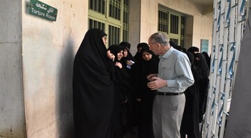 بازدید طلاب و اساتید نخبه حوزه علمیه خراسان از موزه عبرت تهران