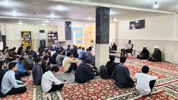 تصاویر/ آموزش همیاران سلامت در مدرسه علمیه امام صادق(ع) جیرفت