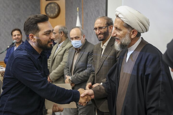 تصاویر / مراسم تجلیل از برندگان مسابقات قرآنی مدهامتان با حضور نماینده ولی فقیه در استان قزوین