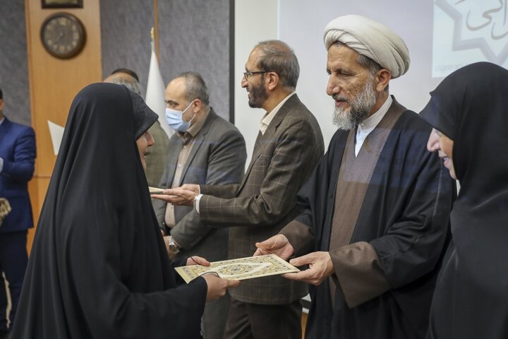 تصاویر / مراسم تجلیل از برندگان مسابقات قرآنی مدهامتان با حضور نماینده ولی فقیه در استان قزوین