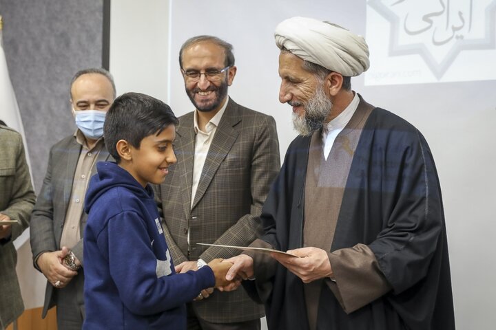 تصاویر / مراسم تجلیل از برندگان مسابقات قرآنی مدهامتان با حضور نماینده ولی فقیه در استان قزوین