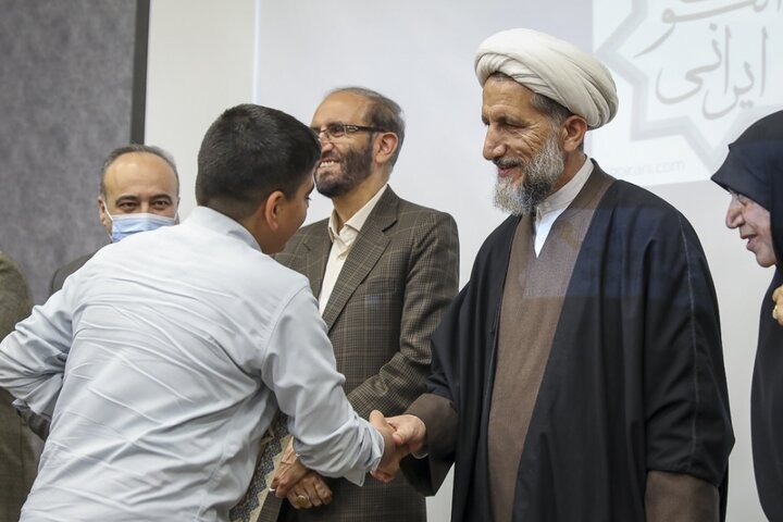 تصاویر / مراسم تجلیل از برندگان مسابقات قرآنی مدهامتان با حضور نماینده ولی فقیه در استان قزوین