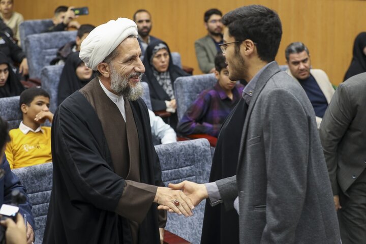 تصاویر / مراسم تجلیل از برندگان مسابقات قرآنی مدهامتان با حضور نماینده ولی فقیه در استان قزوین