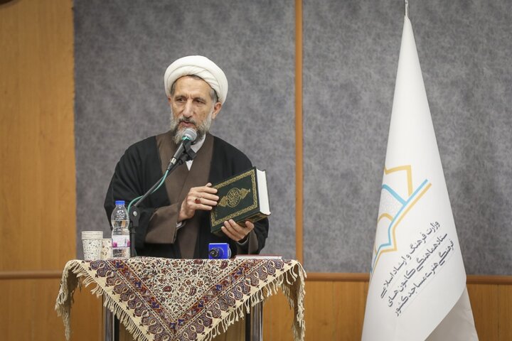 تصاویر / مراسم تجلیل از برندگان مسابقات قرآنی مدهامتان با حضور نماینده ولی فقیه در استان قزوین