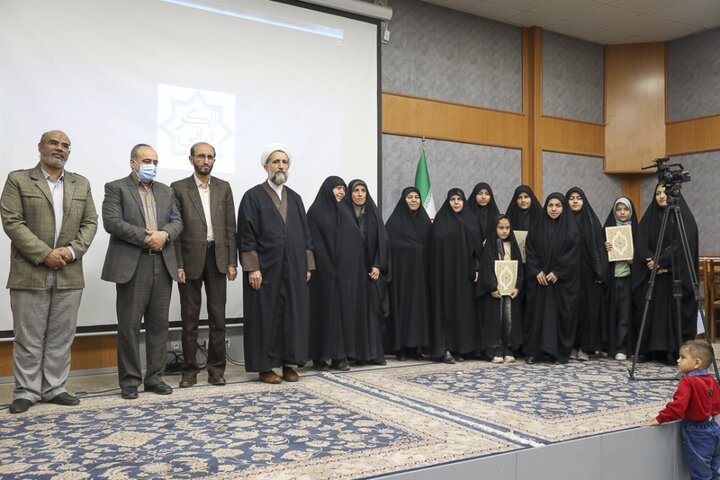 تصاویر / مراسم تجلیل از برندگان مسابقات قرآنی مدهامتان با حضور نماینده ولی فقیه در استان قزوین