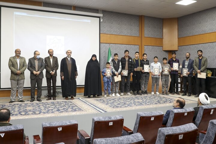 تصاویر / مراسم تجلیل از برندگان مسابقات قرآنی مدهامتان با حضور نماینده ولی فقیه در استان قزوین