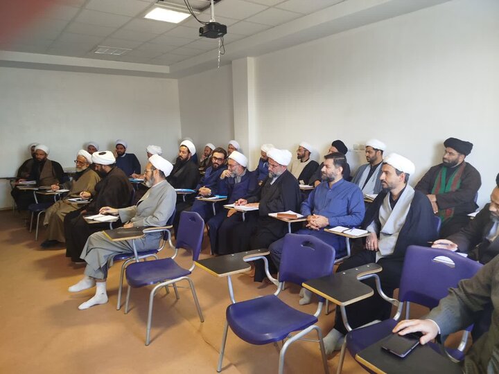 تصاویر/برگزاری دوره تکمیلی دانش افزایی اساتید حوزه علمیه استان مرکزی و لرستان با موضوع ولایت فقیه