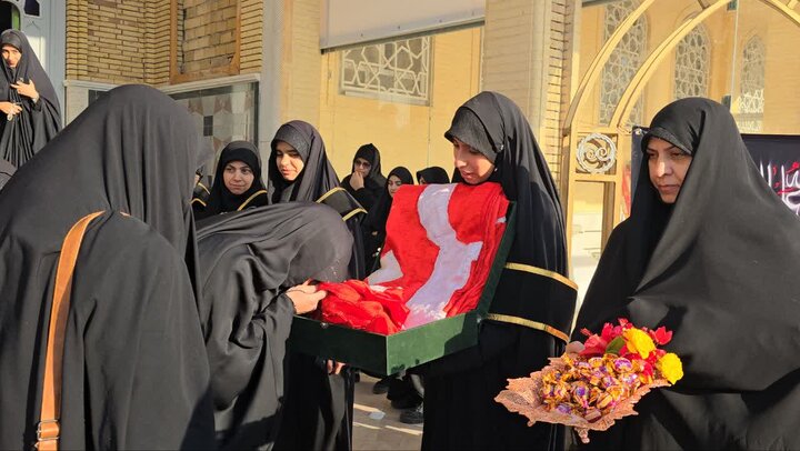 طلایه‌داران نور بدرقه شدند؛ طلاب سیکل حوزه‌های علمیه خواهران یزد عازم مناطق عملیاتی دفاع مقدس