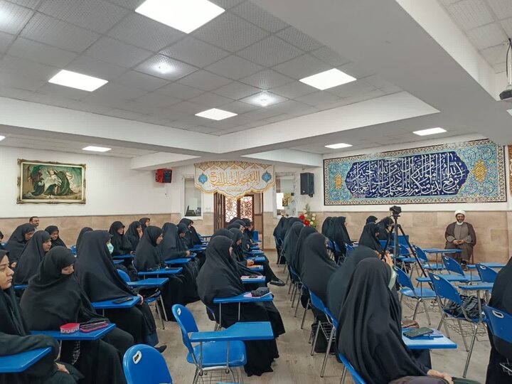 تصاویر/ نشست بصیرتی در مدرسه علمیه الزهرا (س) ارومیه