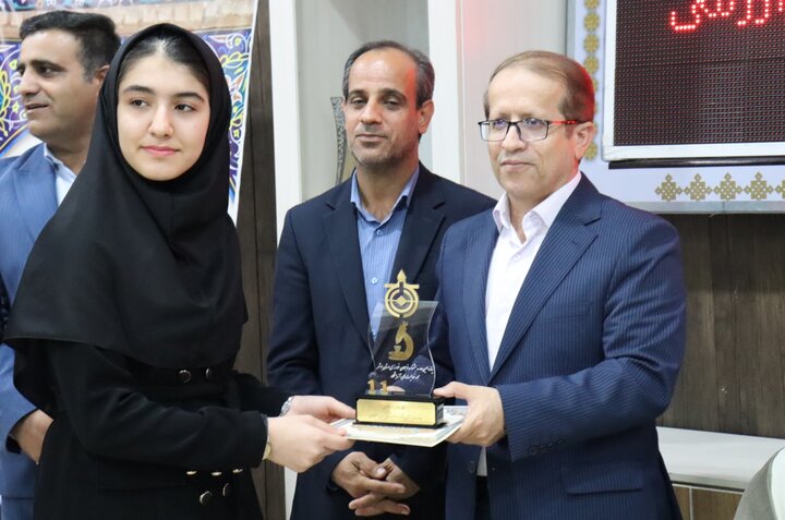 تصاویر/ تجلیل از دانش‌آموزان برگزیده دیّر در جشنواره‌های علمی