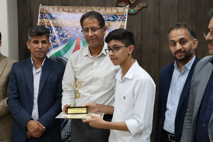 تصاویر/ تجلیل از دانش‌آموزان برگزیده دیّر در جشنواره‌های علمی